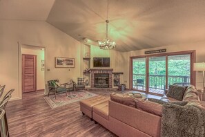 Una Smart TV, una chimenea