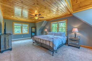 5 soverom, skrivebord, strykejern/-brett og reiseseng for barn