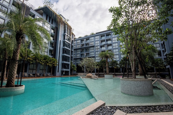 2 outdoor pools