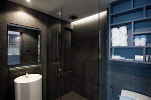 Elite Apartment | Bathroom | Shower, free toiletries, hair dryer, towels