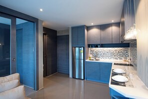 Elite Apartment | Private kitchen | Full-size fridge, microwave, stovetop, electric kettle