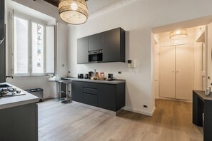 Kylskåp, mikrovågsugn, ugn och spishäll