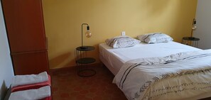 5 bedrooms, iron/ironing board, free WiFi
