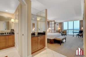 デスク、アイロン / アイロン台、WiFi (無料)、ベッドシーツ