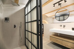 Shower, hair dryer, towels - Magic in San Esteban by RentalSevilla (Sevilla)