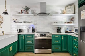 Refrigerador, microondas, horno y parrilla de estufa