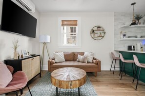 TV - Beautiful Ground Floor Condo Just 1 Block to King (Charleston)