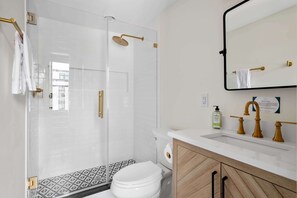 Een douche, een haardroger, handdoeken, shampoo