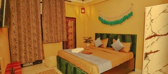 Roomshala 084 Hotel Divine inn