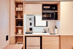 Fridge, microwave, stovetop, cookware/dishes/utensils