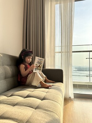 Smart TV, books - Lovely homestay on 29th floor, beautiful sea view, full equipped,3 mins to beach (Thành phố Hạ Long)