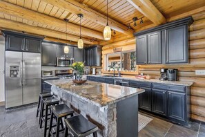 Fridge, microwave, oven, stovetop - Cabin | Updated | Hottub | Theater | Forest Backin (Flagstaff)