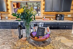 Fridge, microwave, oven, stovetop - Cabin | Updated | Hot tub | AC | Theater | Trails! (Flagstaff)