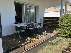 Outdoor dining - Cozy 2-Bedroom Apartment with Terrace & Garden - Near Town Center & Supermarket (Meschers-sur-Gironde)