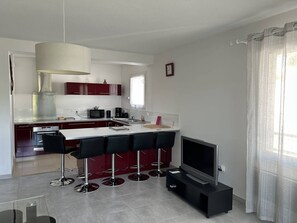 Microwave, oven, stovetop, dishwasher - Cozy 2-Bedroom Apartment with Terrace & Garden - Near Town Center & Supermarket (Meschers-sur-Gironde)