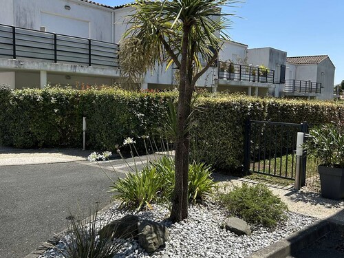 Cozy 2-Bedroom Apartment with Terrace & Garden - Near Town Center & Supermarket