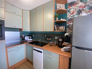 Kylskåp, mikrovågsugn, ugn och spishäll