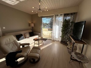 TV - Beachside 2-Bedroom Apartment with Private Parking - Sleeps 4, Saint-Jean-de-Monts (Saint-Jean-de-Monts)