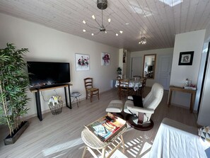 TV - Beachside 2-Bedroom Apartment with Private Parking - Sleeps 4, Saint-Jean-de-Monts (Saint-Jean-de-Monts)