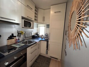 Fridge, microwave, oven, stovetop - Beachside 2-Bedroom Apartment with Private Parking - Sleeps 4, Saint-Jean-de-Monts (Saint-Jean-de-Monts)