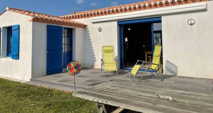 Cozy 2-Bed House Near Beach & Port in Quiet L'Herbaudiere, Noirmoutier