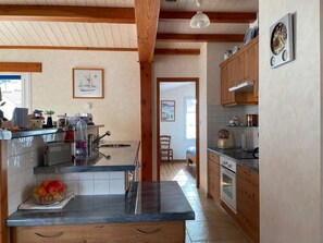 Kylskåp, mikrovågsugn, ugn och spishäll