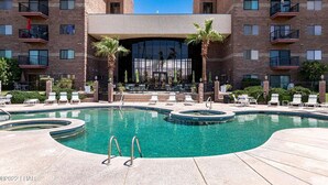 A hotel with a pool area, including a large pool and lounge chairs. - Best location in Lake Havasu! Walk to London Bridge!  Heated Pool & Golf. (Lake Havasu City)