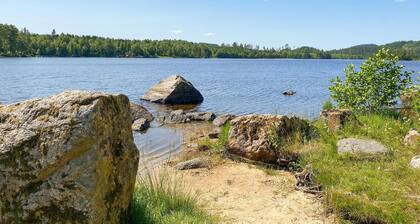 Cozy home in Sexdrega with lake view