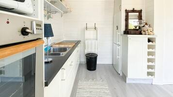 Réfrigérateur, four, plaque de cuisson, cafetiÚre/bouilloire