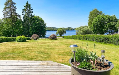 Cozy home in Sexdrega with lake view