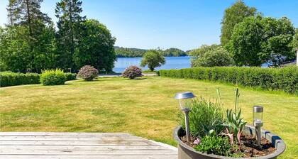 Cozy home in Sexdrega with lake view