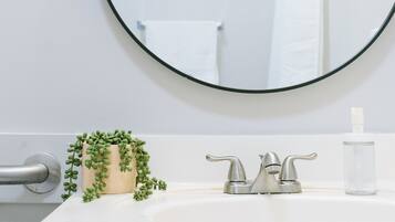 Secador de cabelo, toalhas de banho