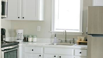 Kjøleskap, mikrobølgeovn, ovn og kokeplater