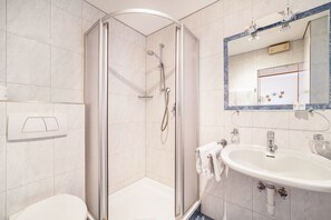 Ducha, secador de pelo, toallas