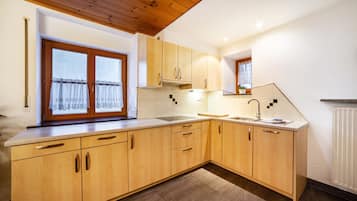 Jääkaappi, liesi, astianpesukone, kahvin-/teenkeitin