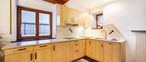 Frigorifero, piano cottura, lavastoviglie, macchina per tè/caffè