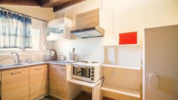 Fridge, oven, stovetop, coffee/tea maker