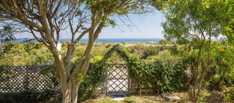 Holiday Home 'Alexandra Homestay' with Sea View, Wi-Fi and Air Conditioning