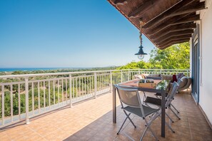 Outdoor dining - Holiday Home 'Alexandra Homestay' with Sea View, Wi-Fi and Air Conditioning (Rhodes)