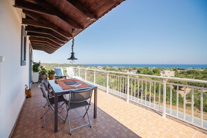 Outdoor dining - Holiday Home 'Alexandra Homestay' with Sea View, Wi-Fi and Air Conditioning (Rhodes)
