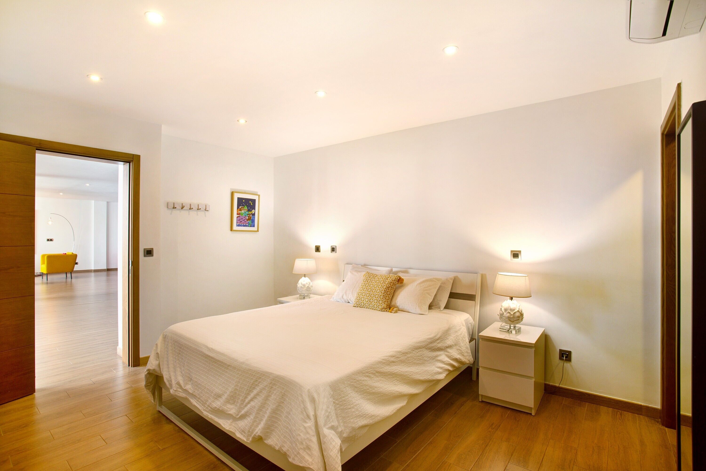 4 室のベッドルーム、アイロン / アイロン台、WiFi (無料)、ベッドシーツ