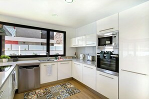 Jääkaappi, mikroaaltouuni, uuni, liesi