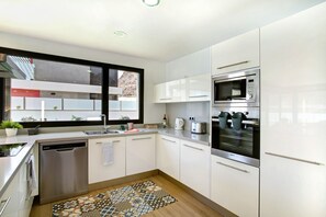 Fridge, microwave, oven, stovetop - Villa "Tauro 31" with Sea Views, Private Pool and Wi-Fi (Mogán)