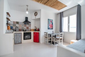 Fridge, oven, stovetop, electric kettle