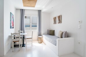 TV - Studio Apartment 'Helmos Premium' with Wi-Fi and Air Conditioning (Naxos)