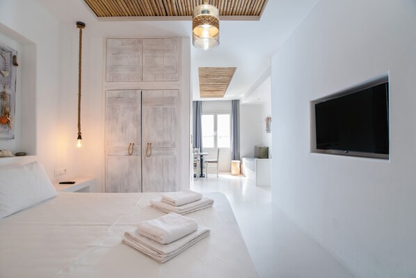 Free WiFi, bed sheets - Studio Apartment 'Helmos Premium' with Wi-Fi and Air Conditioning (Naxos)