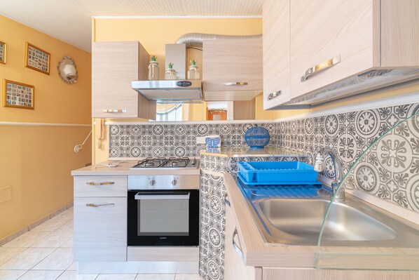 Kühlschrank, Ofen, Herdplatte, Wasserkocher mit Kaffee-/Teezubehör