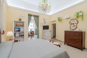 1 habitación, tabla de planchar con plancha, wifi gratis y ropa de cama 