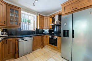 Fridge, microwave, oven, stovetop - Villa 'Janina' with Sea View, Wi-Fi and Air Conditioning (Fuengirola)