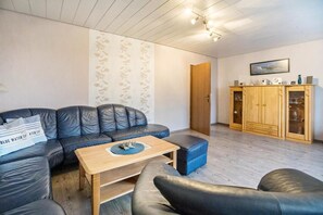 Living area - The vacation home am Siel is located in the village of Nesse and offers everything you need for a relaxing vacation. (Nesse)